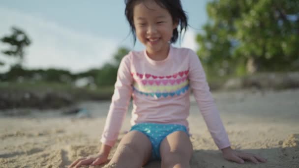Azjatycka Chinka Bawiąca Się Piaskiem Chowająca Nogi Piasku Rodziną — Wideo stockowe