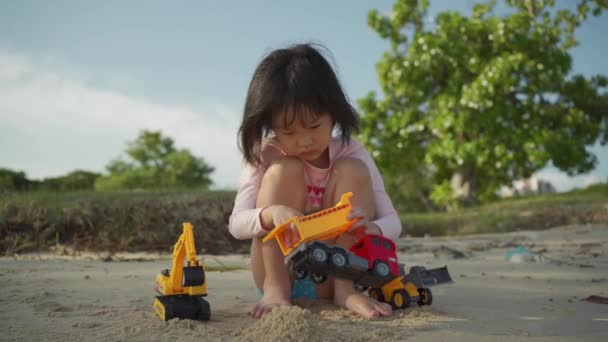 Asiatisch Chinesisch Mädchen Kind Playing Mit Erdbeweger Spielzeug Strand — Stockvideo