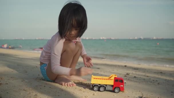 Gadis Cina Asia Bermain Dengan Truk Ekskavator Dan Mainan Truk — Stok Video