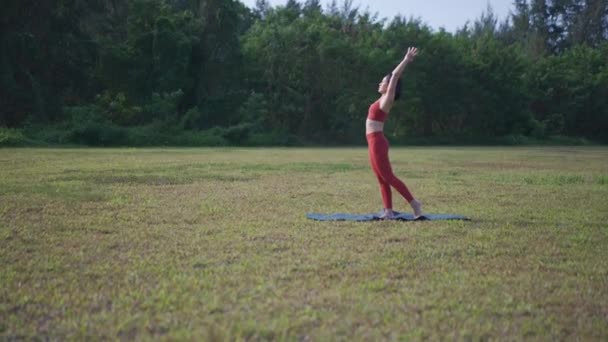 Palmare Metraggio Asiatico Cinese Femmina Yogi Stretching Aperto Campo — Video Stock