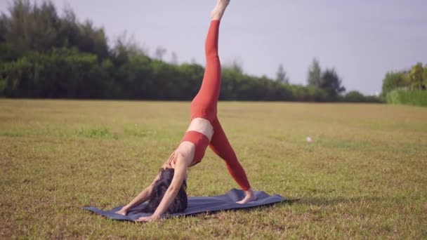 Giovane Single Asiatico Cinese Yoga Yogi Mattina Presto Sole Solo — Video Stock