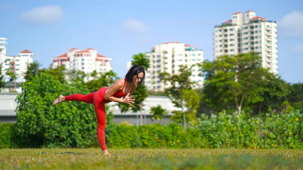 亚裔中国女性瑜伽女士在公园里练习瑜伽伸展姿势 在美丽的天气里做各种瑜伽姿势 — 图库照片