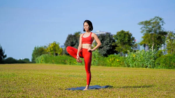 Asiático Chino Hembra Señora Yogui Practica Yoga Estiramientos Poses Parque —  Fotos de Stock