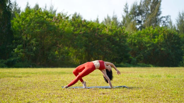 Asiático Chinês Fêmea Senhora Yogi Praticar Ioga Alongamentos Poses Parque — Fotografia de Stock