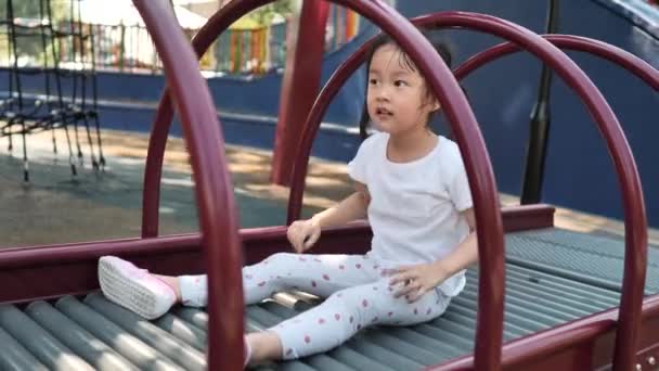 Ázsiai Kínai Lánya Játszik Játszótér Játékok Reggel Szabadban — Stock videók