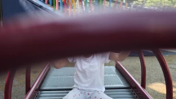 Ázsiai Kínai Lánya Játszik Játszótér Játékok Reggel Szabadban — Stock videók