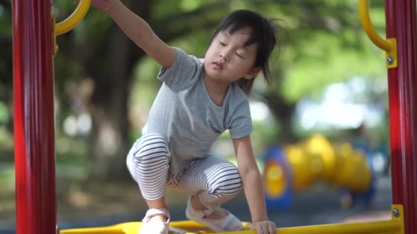 亚洲中国女孩克服困难的室外障碍慢动作 — 图库视频影像
