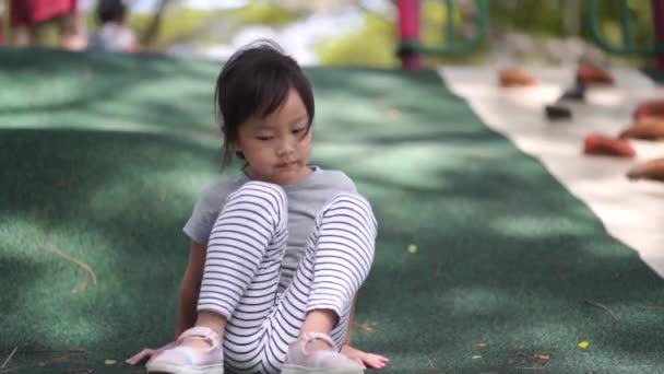 中国小孩脱下鞋子 抖掉鹅卵石 — 图库视频影像
