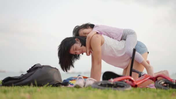 4Kアジアの中国人の母と娘がビーチピクニックで遊ぶ — ストック動画