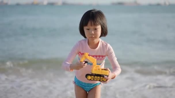 Asiático Chinês Menina Filha Criança Brincando Com Plástico Brinquedo Escavadeira — Vídeo de Stock