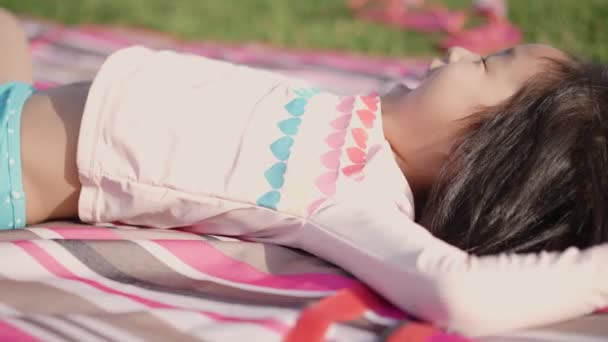 Asijské Číňan Dítě Dívka Dcera Ležící Piknik Mat Hrát — Stock video