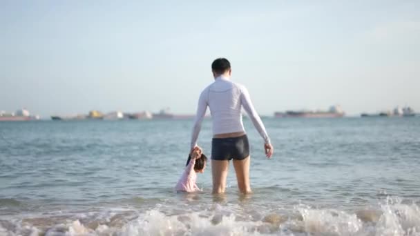 Азиатский Китайский Отец Ребенок Играют Открытом Воздухе Солнечную Погоду — стоковое видео