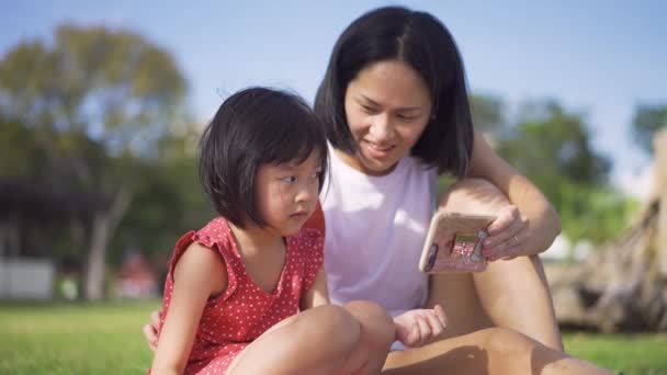Медленное Движение Азиатская Китайская Мать Дочь Ребенка Внимательно Смотрит Смартфон — стоковое видео