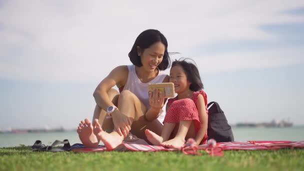 Zeitlupe Asiatisch Chinesische Mutter Und Tochter Schauen Beim Picknick Strand — Stockvideo