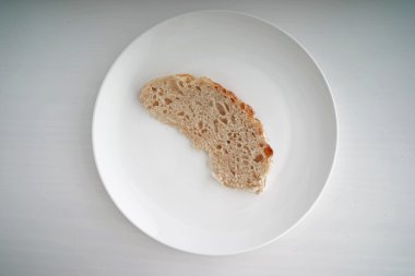 Beyaz masaya servis ekmek