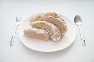 Beyaz masaya servis ekmek