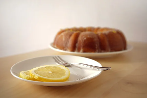 Limon dilimleri pasta arka plan ile yakın çekim — Stok fotoğraf
