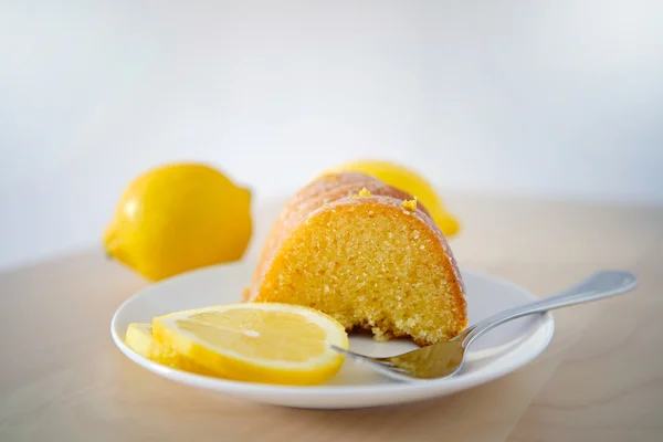 Cake on a saucer with lemon slices — Stock Photo, Image