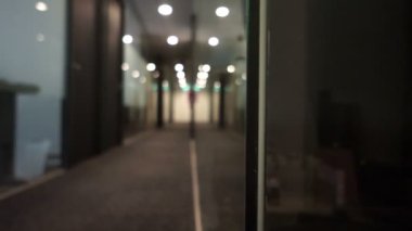 modern ama boş ve karanlık bir ofis Dolly hareketi
