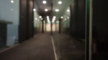 modern ama boş ve karanlık bir ofis Dolly hareketi