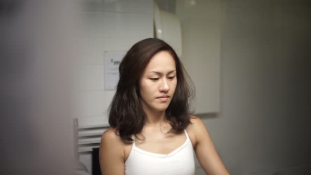 Asiatico cinese donna ammirando se stessa in il specchio — Video Stock