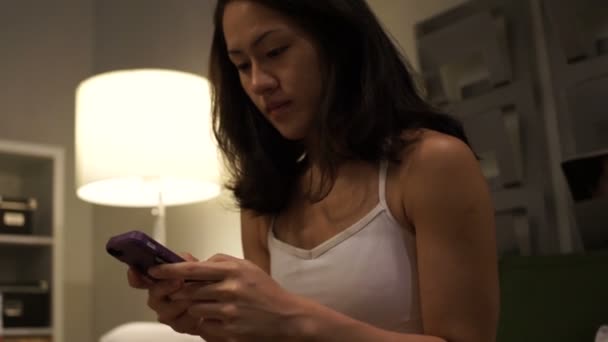 Asiática chinesa mulher mensagens de texto seus amigos em casa — Vídeo de Stock