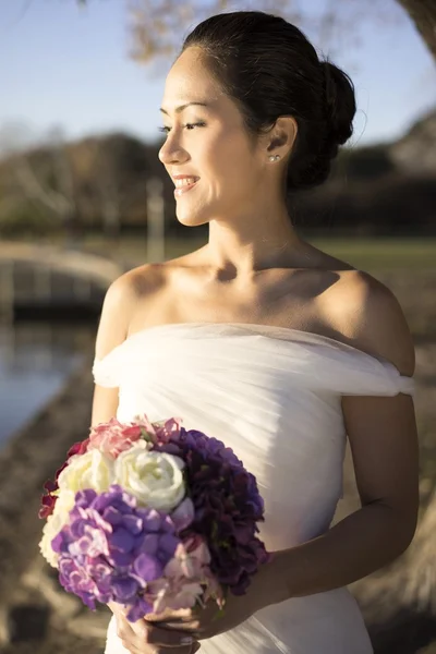 自然の中で結婚式のガウンでアジアの中国の花嫁 — ストック写真