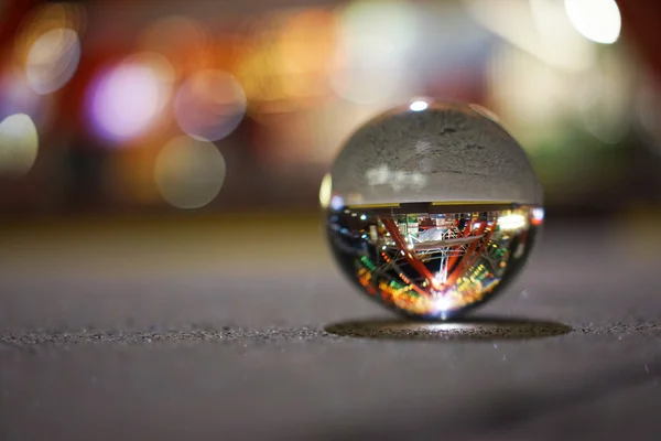 Křišťálová koule zobrazující kreativní způsob pohledu na zábavní park — Stock fotografie