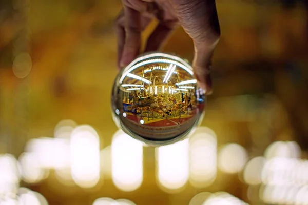 Bola de cristal mostrando forma criativa de olhar para um parque temático — Fotografia de Stock