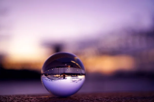 Vista da ponte de Sydney ao entardecer através de bola de cristal — Fotografia de Stock