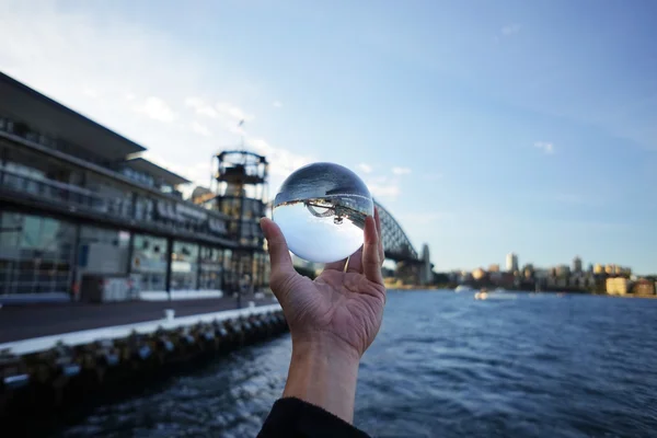 Utsikt över sydney bro genom en kristallkula — Stockfoto