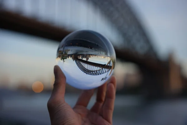 Vue du pont de Sydney à travers une boule de cristal — Photo