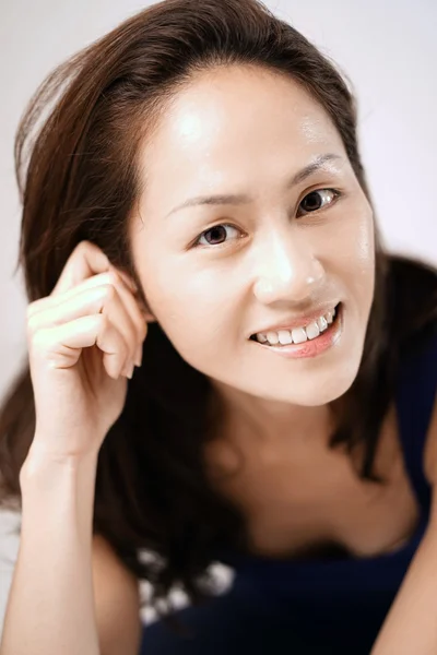 Aziatische chinese dame opvallend een glamour pose en glimlachen — Stockfoto