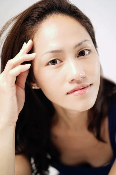 Aziatische chinese dame opvallend een glamour pose — Stockfoto