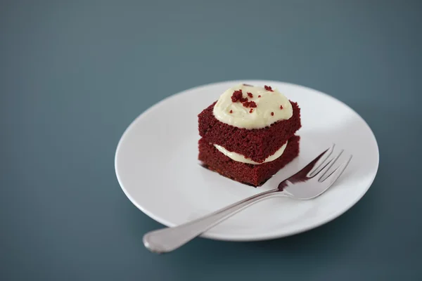 Delicado pedazo de pastel de chocolate pequeño —  Fotos de Stock