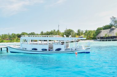 Berrak suları kayıkta yolcu