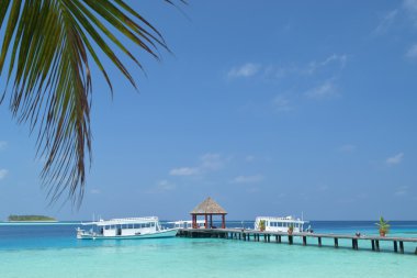 Maldivler iskelenin yanındaki yolcu tekneleri