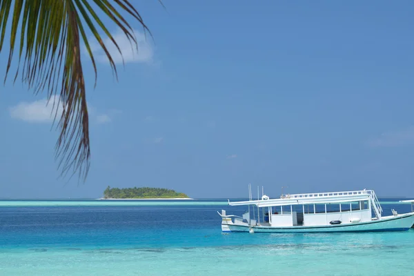 Passenger Boat parked in Maldives — Stock Photo, Image