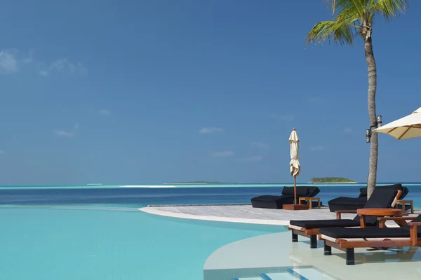 Vista de la piscina de inifinidad en las Maldivas — Foto de Stock