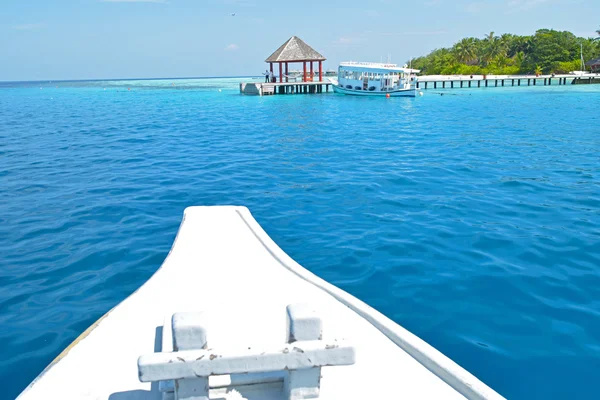 Boat heading to pier in Maldives resort — Stock Photo, Image