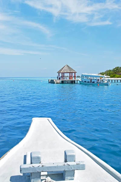 Boat heading to pier in Maldives resort — Stock Photo, Image