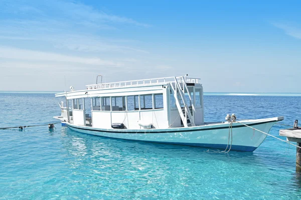 Passenger boat docked at Maldives resort. — Stock Photo, Image