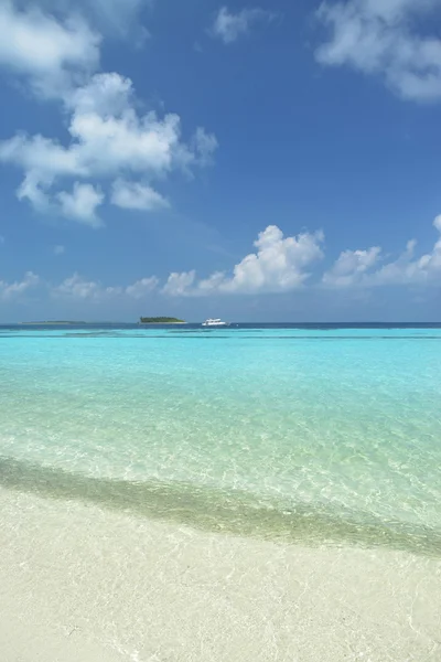 Agua clara en la playa de Maldivas — Foto de Stock