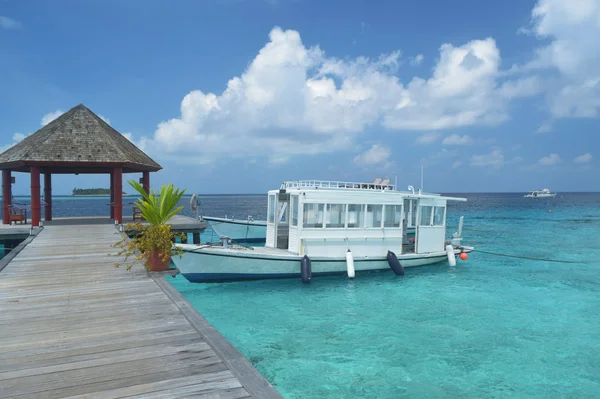 Pier leading to passenger boats at maldive — Stock Photo, Image