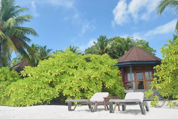 Chalets cerca de la playa de arena blanca — Foto de Stock