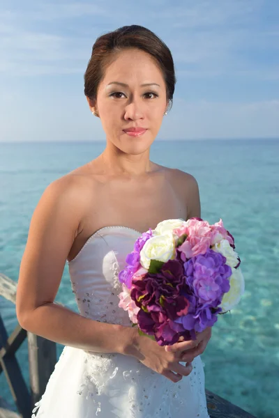 アジアの美しい花嫁彼女の花を持って — ストック写真