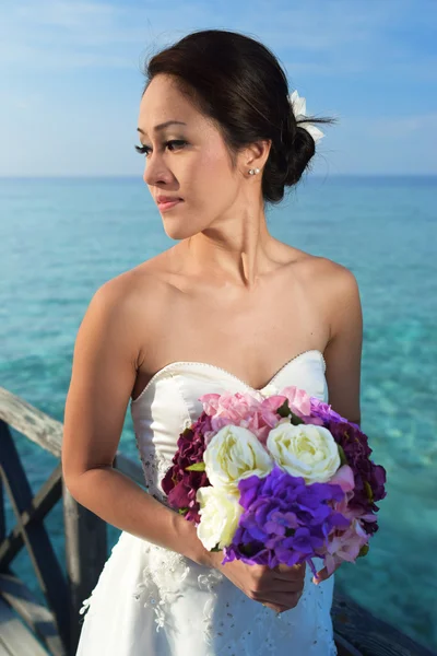 アジアの美しい花嫁彼女の花を持って — ストック写真
