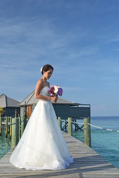 Novia asiática en pose de boda junto al mar —  Fotos de Stock