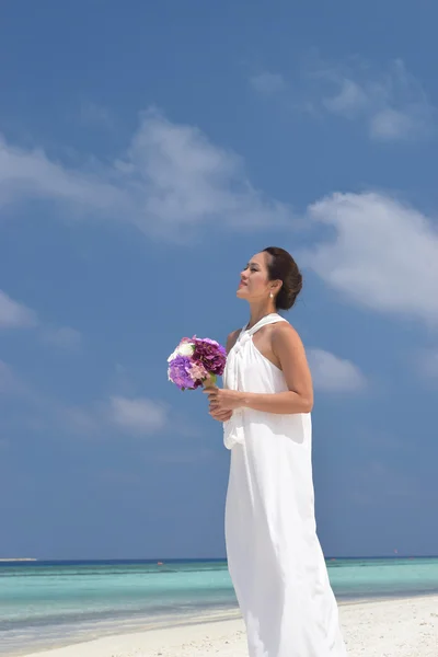 Asian chinese bride in outdoor beach photoshoot — Stock Photo, Image