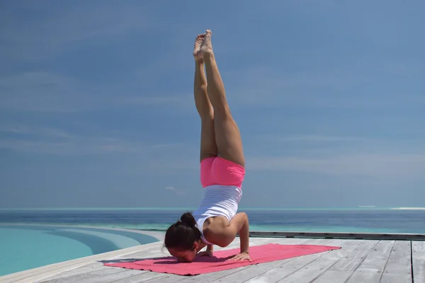 Asiatique chinois femme pratiquant le yoga par la mer — Photo